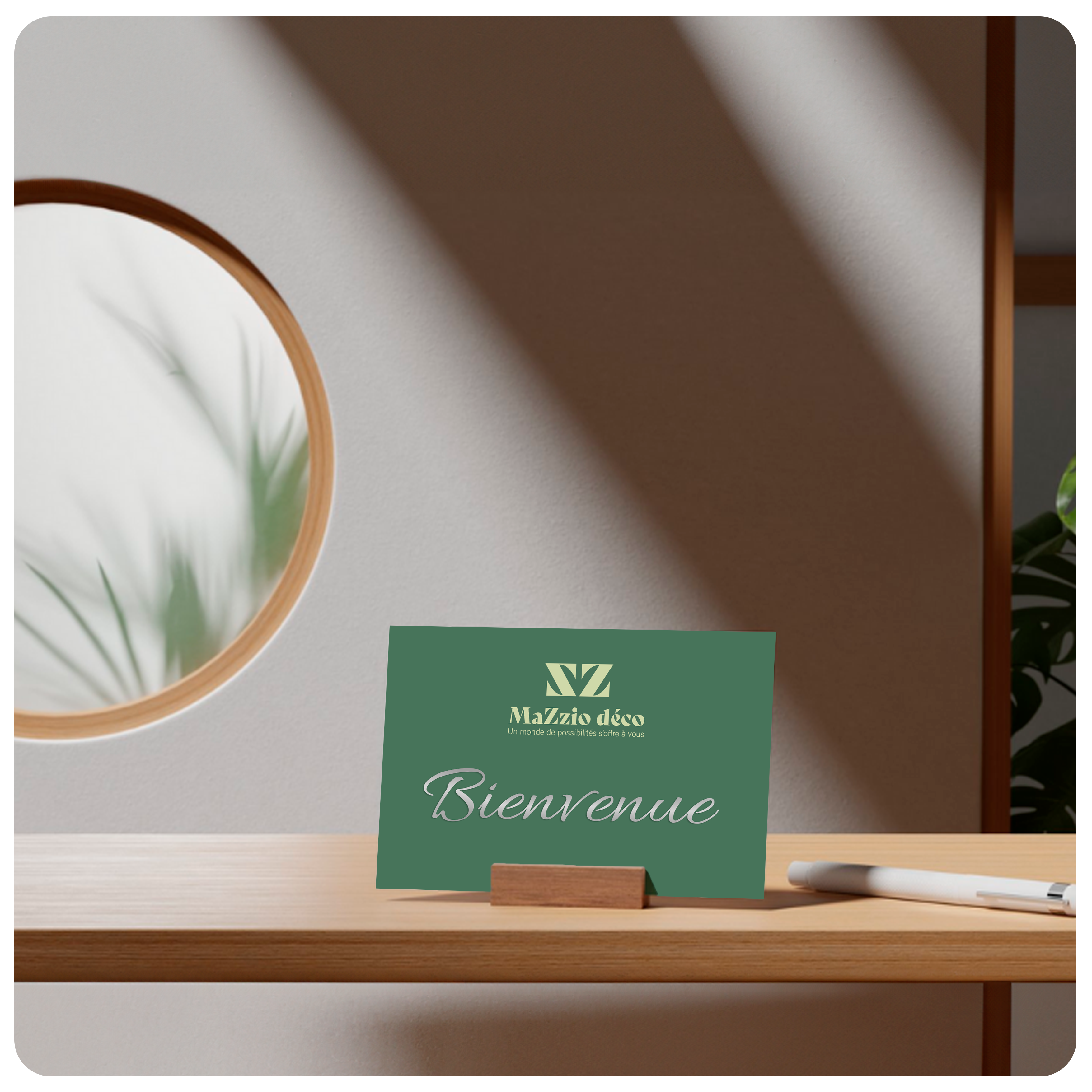 Petite plv d'un carton de bienvenue inséré sur un socle en bois massif qui est posé sur une table avec un stylo à côté.