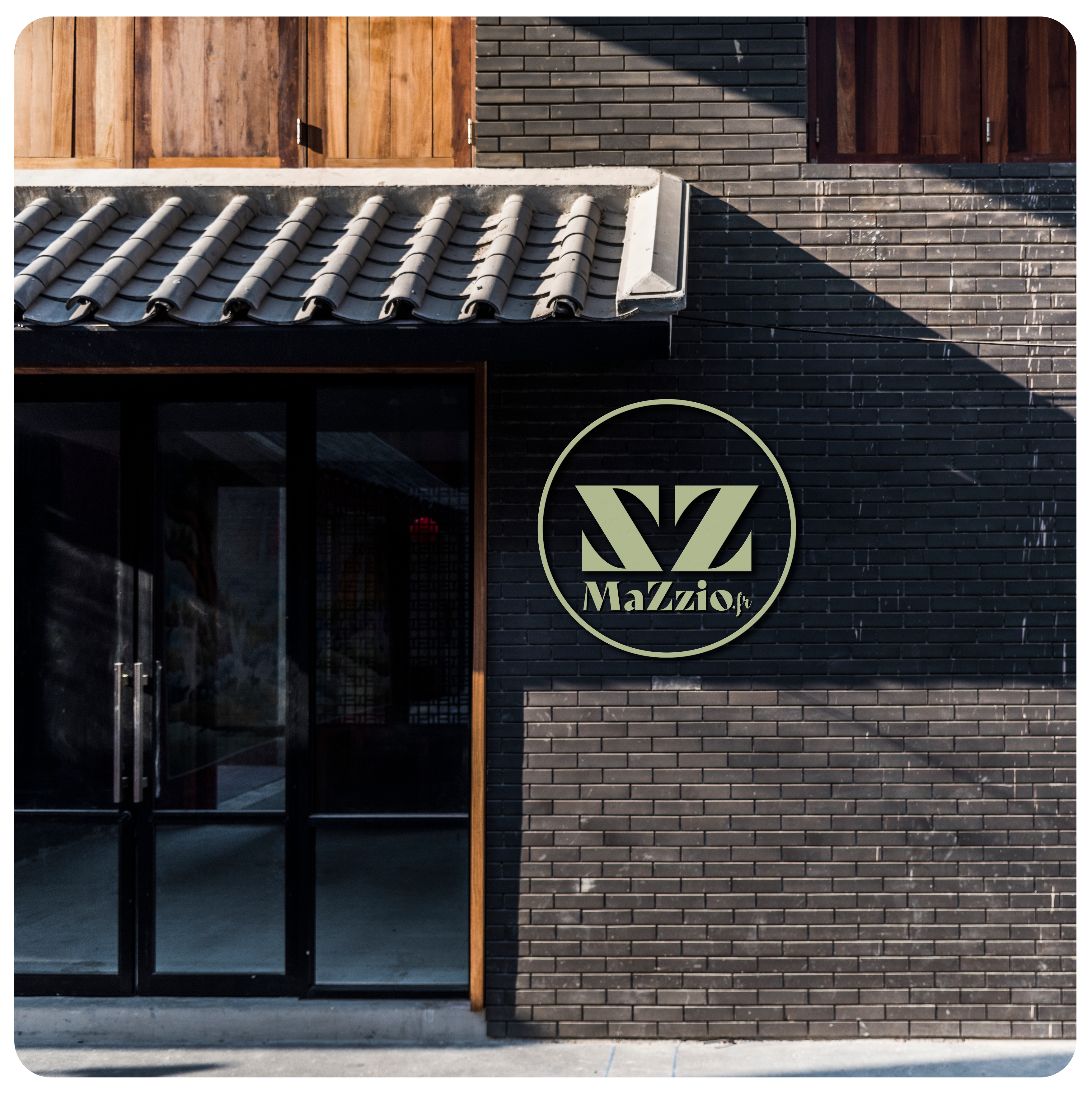 Lettres découpées pour une enseigne de commerce extérieure posées sur une facade en briques noirs.