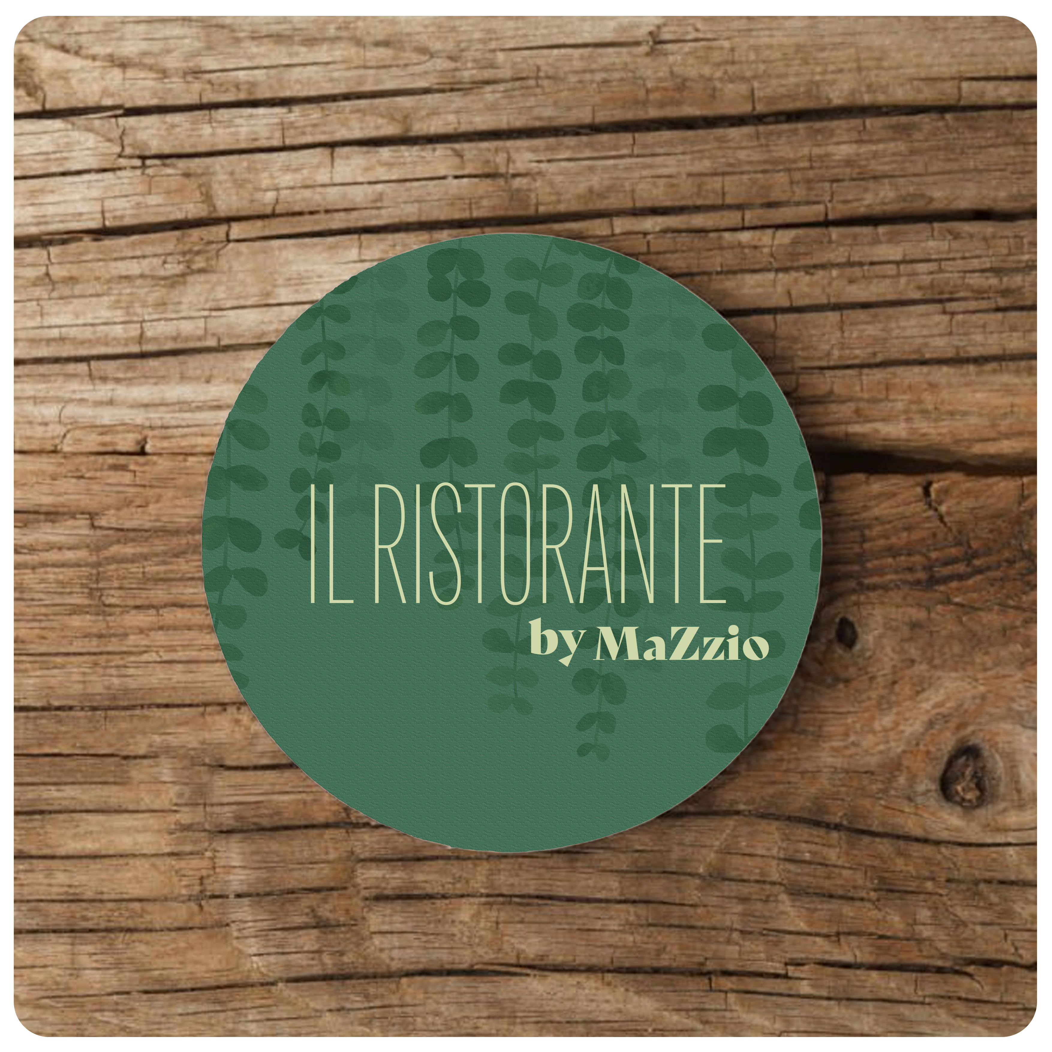 Visuel d'un sous-bock vert faisant la promotion d'un restaurant sur une table en bois de couleur foncé.