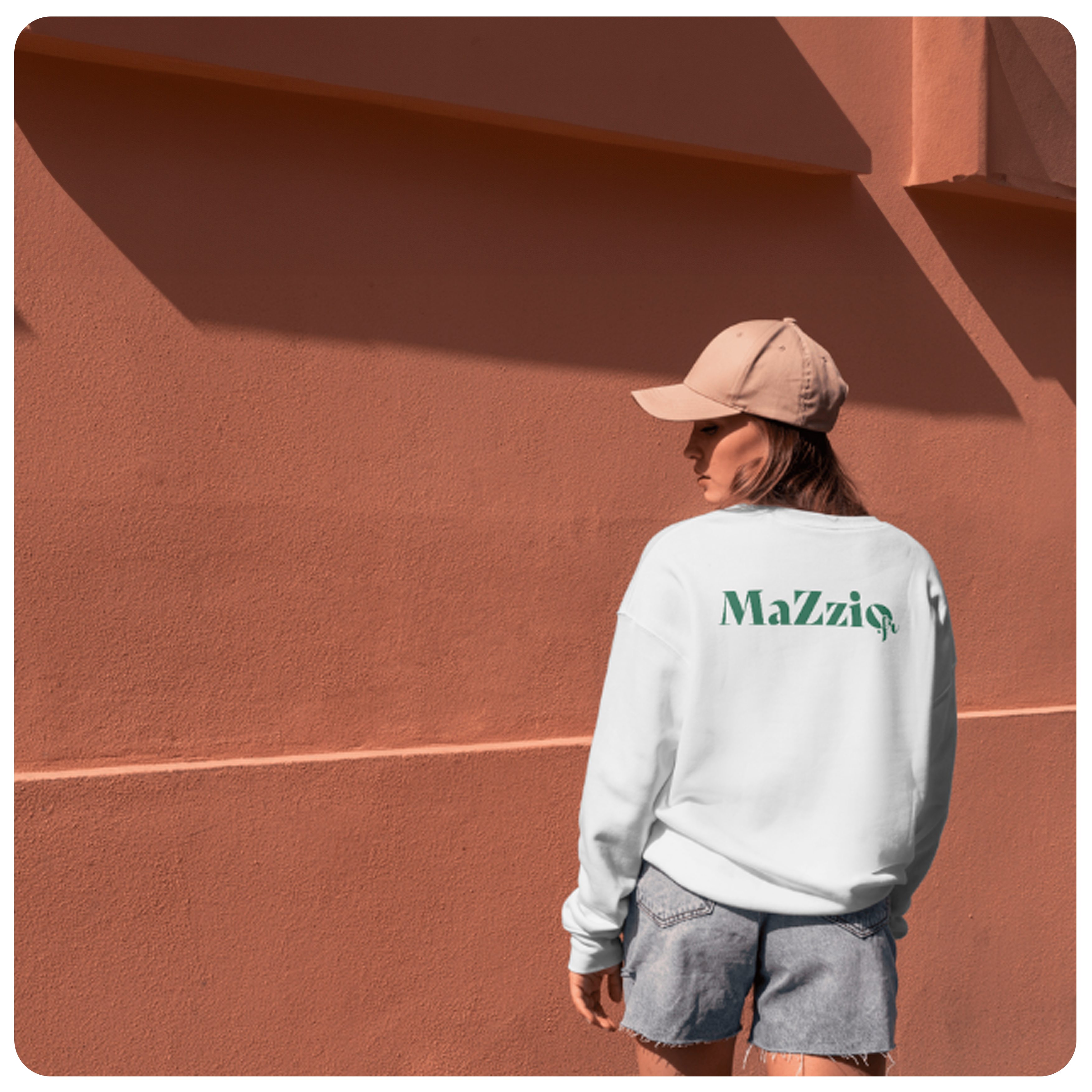 Mockup d'un sweat blanc avec l'inscription mazzio.fr dans le dos en vert référence #357459