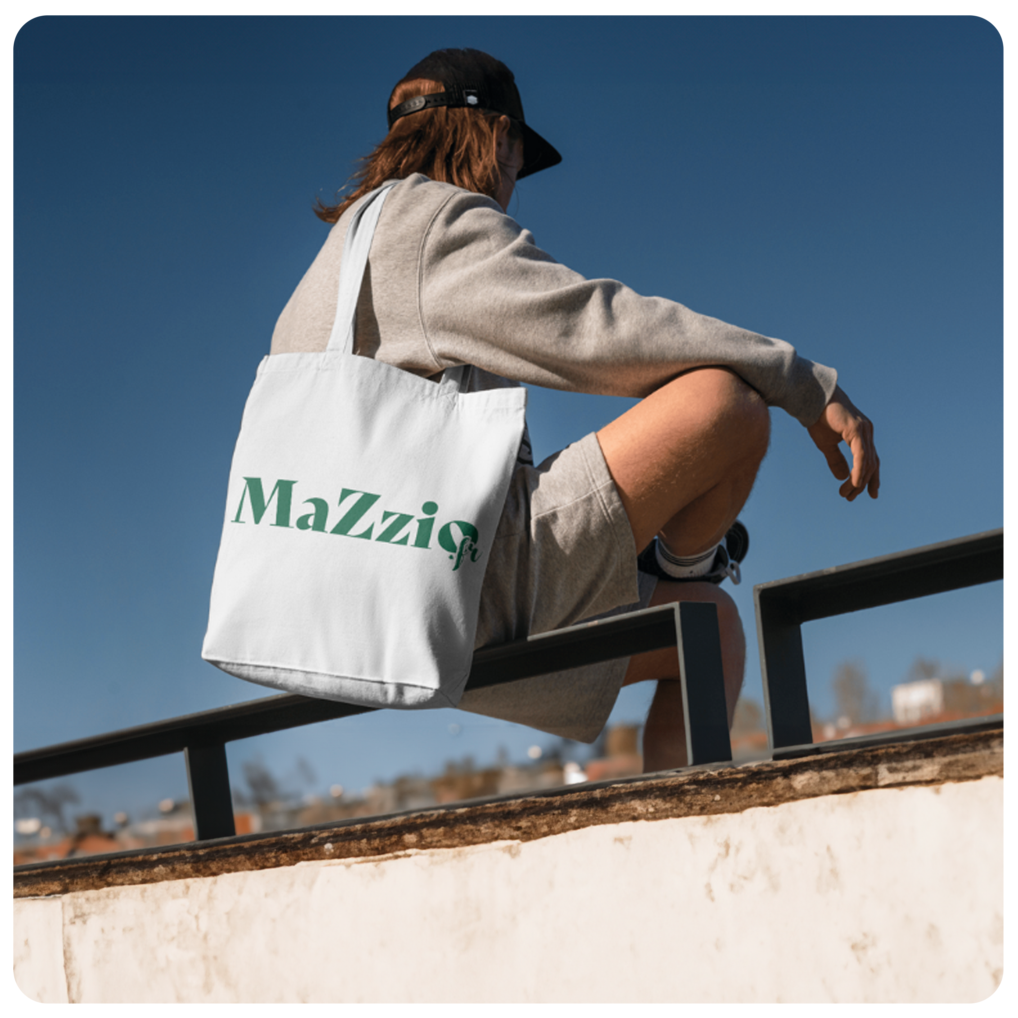 Mockup d'un tot bag personnalisé avec une impression verte qui a pour texte mazzio.fr