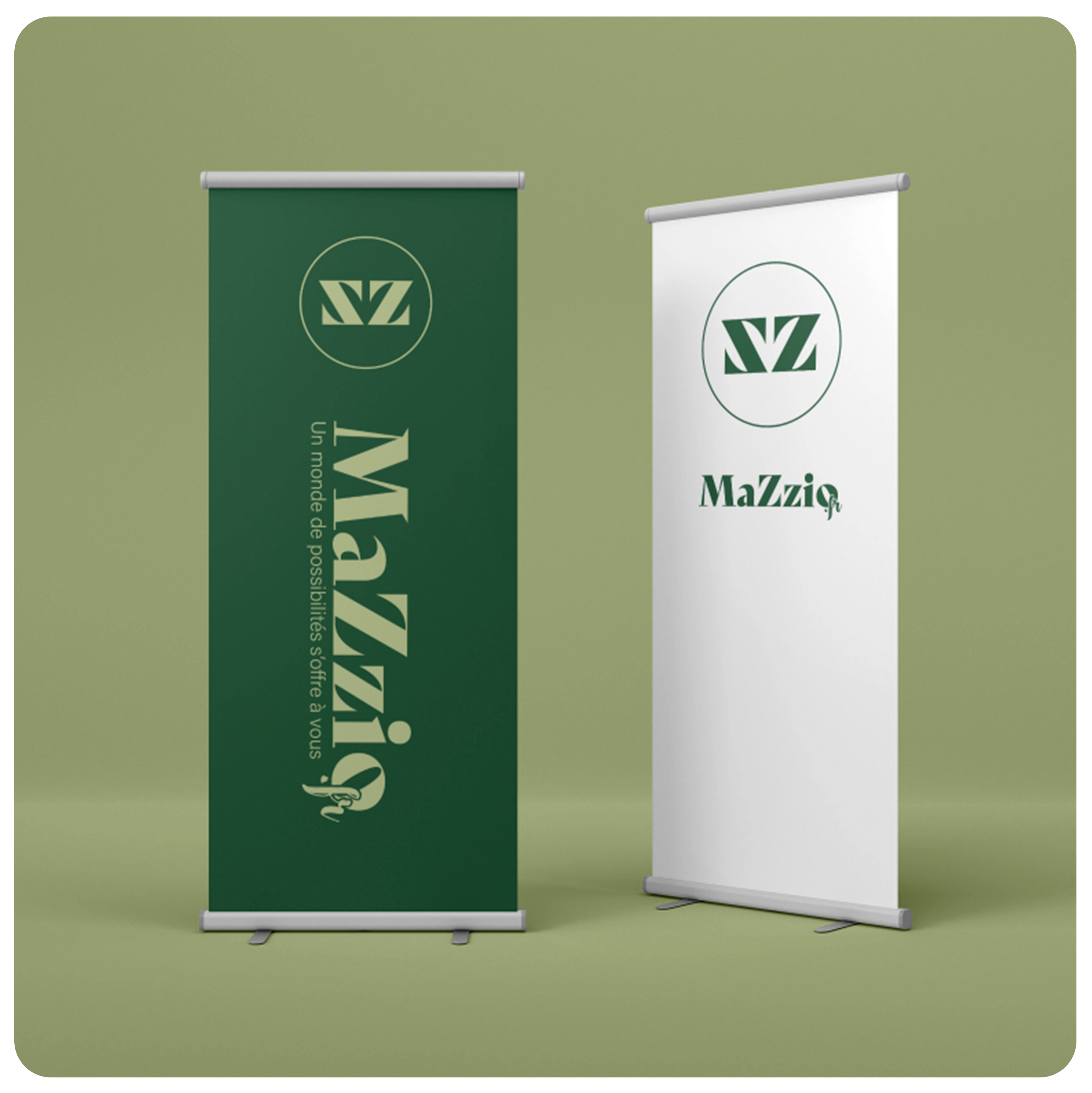 Une gourde de couleur orange avec les mains d'une femme qui pose un stickers de la marque MaZzio.fr sur le côté.