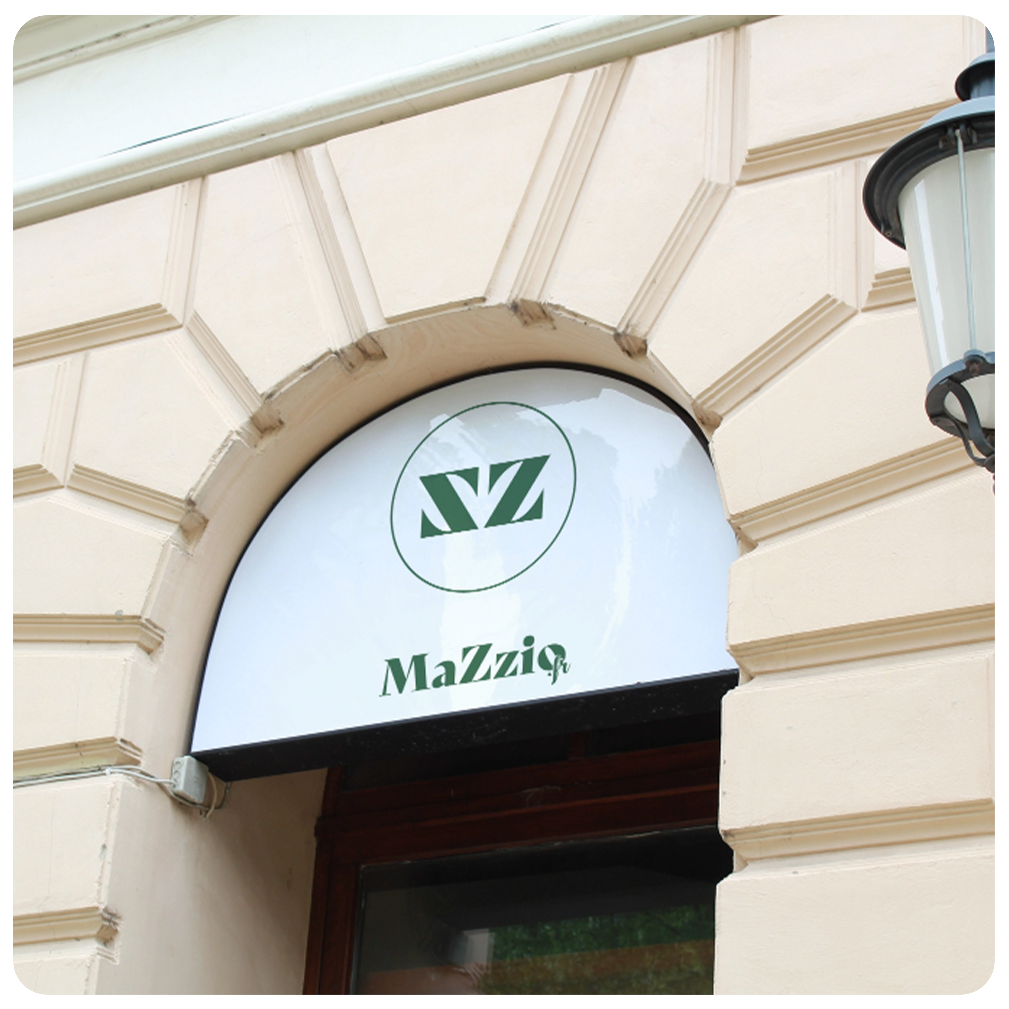 Bureau dans lequel des vinyles dépolis ont étaient installés sur les vitres pour opacifier certains bureaux avec une impression dessus pour promouvoir la marque de la société.