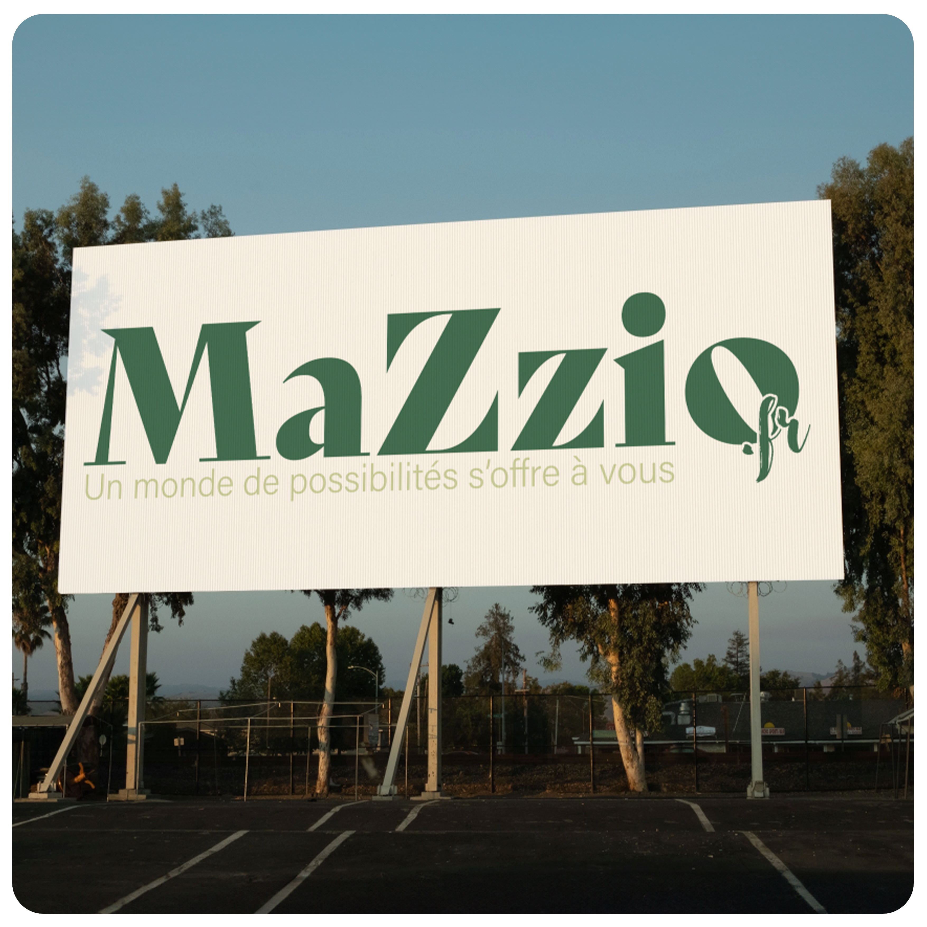 Bureau dans lequel des vinyles dépolis ont étaient installés sur les vitres pour opacifier certains bureaux avec une impression dessus pour promouvoir la marque de la société.